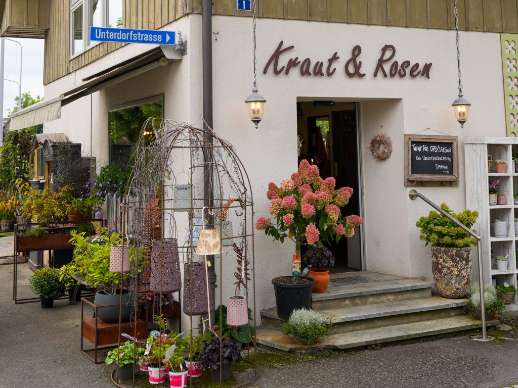 Eingang des Blumengeschäfts Kraut und Rosen in Knonau